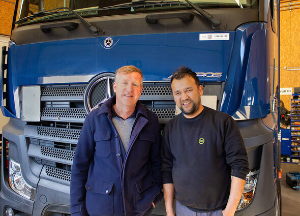 Foto: v.l. Personaldisponent Thomas Auer und Nutzfahrzeug-Mechaniker Aziz Haidari