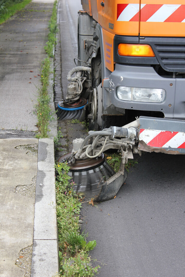 Kehren mit Wildkrautbesen